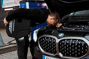 Menedžeris pārbauda BMW dzinēju