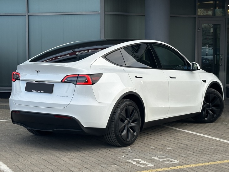 Tesla Model Y Long Range 7 Vietas