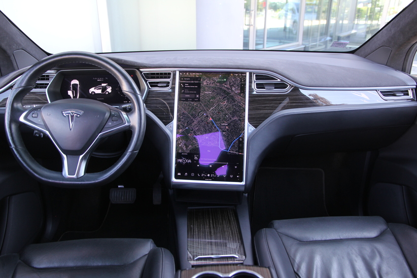 Tesla Model X 90D Autopilot